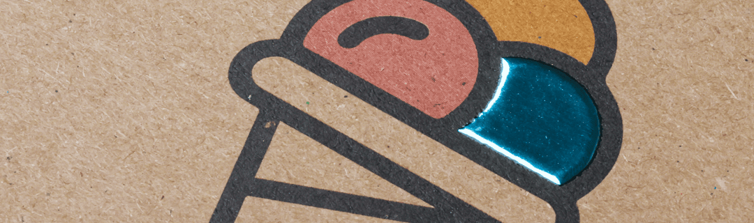 Kraftpapier mit ozeanblauer Folienprägung