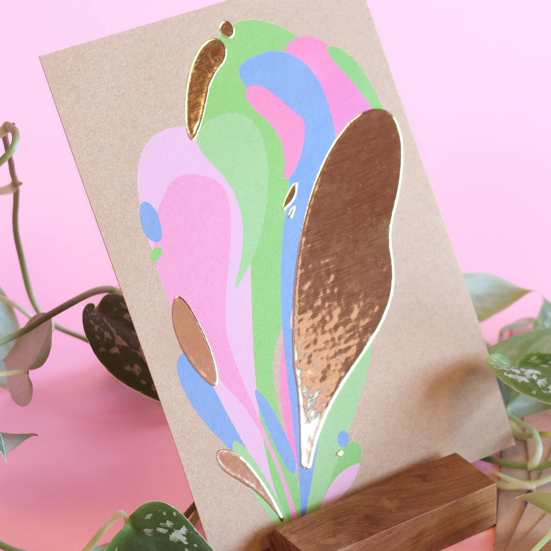 Goldene Folienprägung auf Kraftpapier