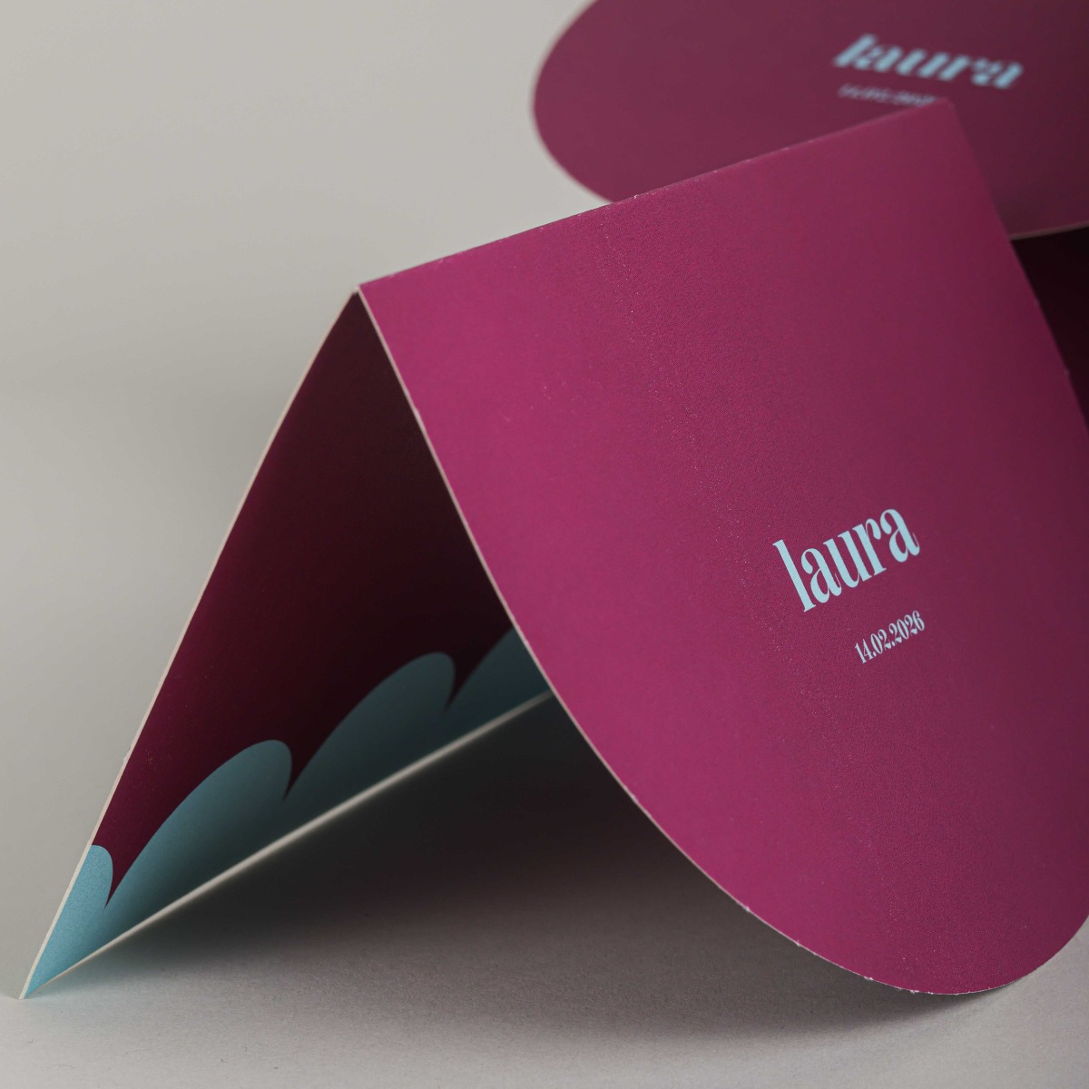 Karte mit Rillung an der langen Seite und Heißfolienprägung