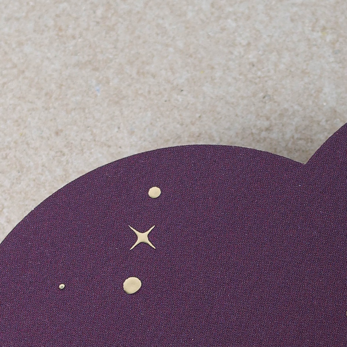 Lila Karte mit Folienprägung