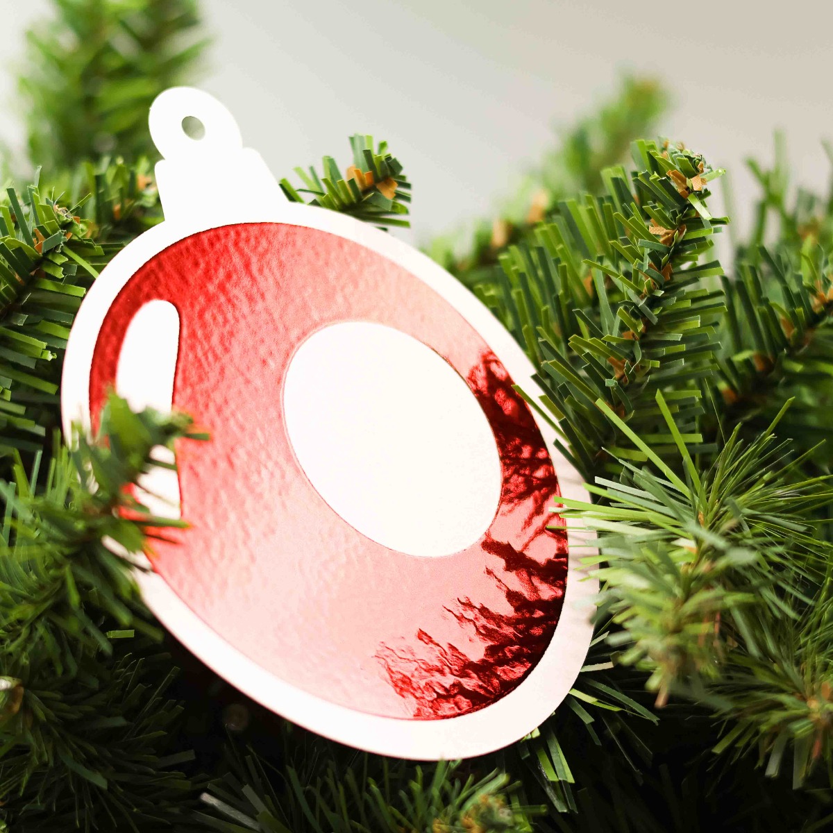 Rote Weihnachtskugel gestanzt