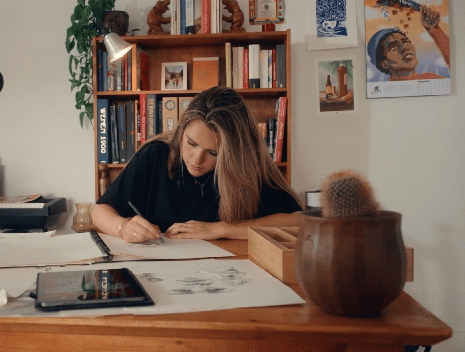 Murls schetst op bureau