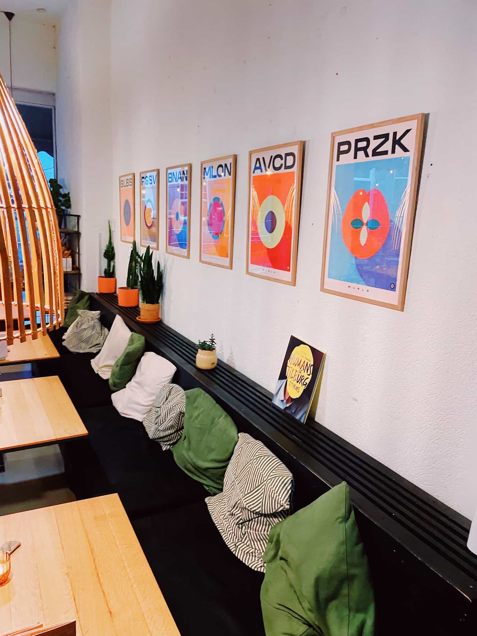 Expositie ingelijste posters van Murls