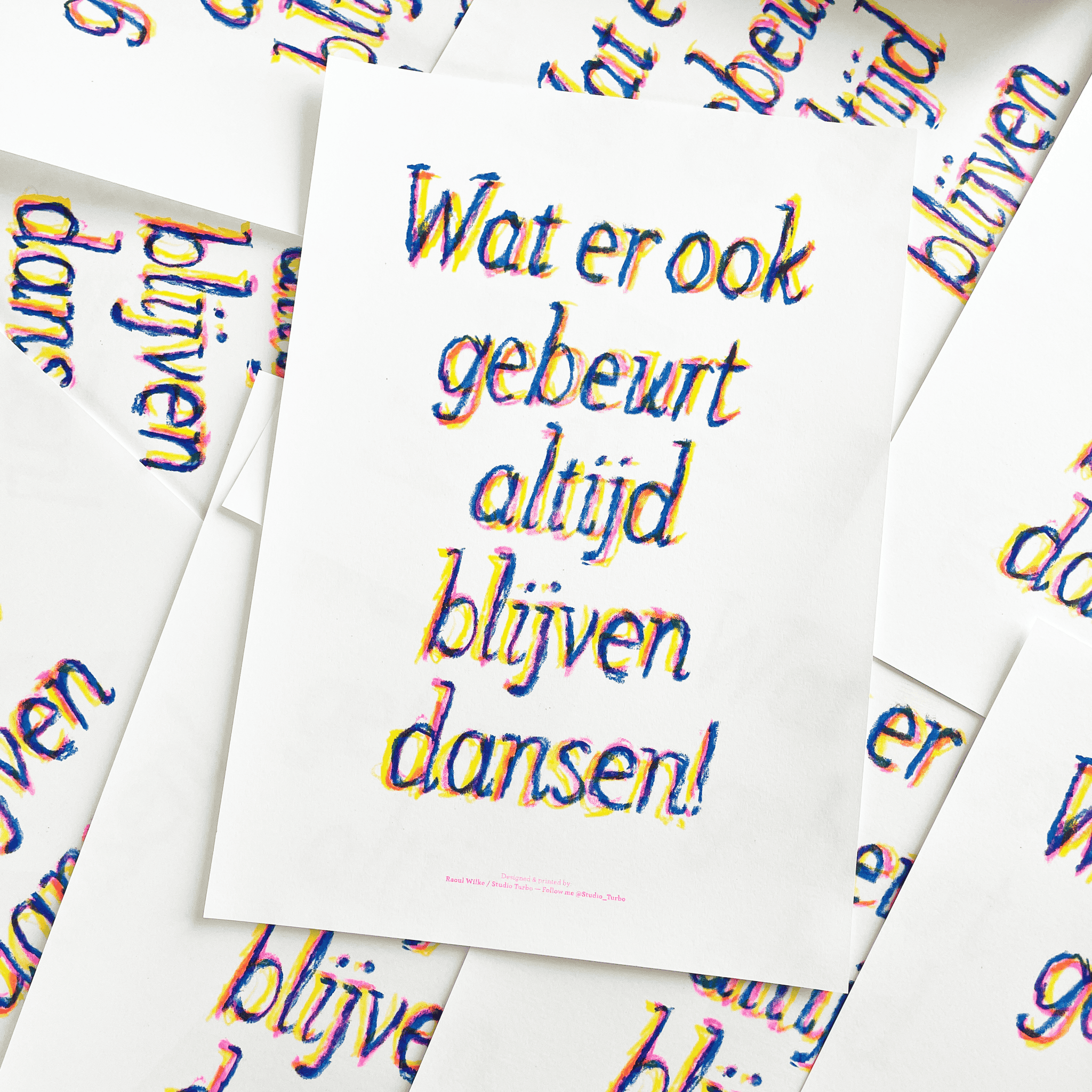poster met tekst 'Wat er ook gebeurt altijd blijven dansen'