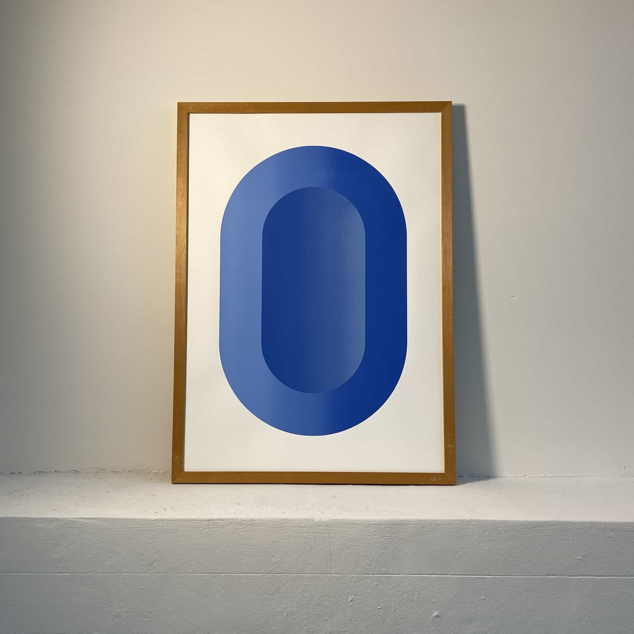 poster in lijst van blauwe ovaal met witte achtergrond