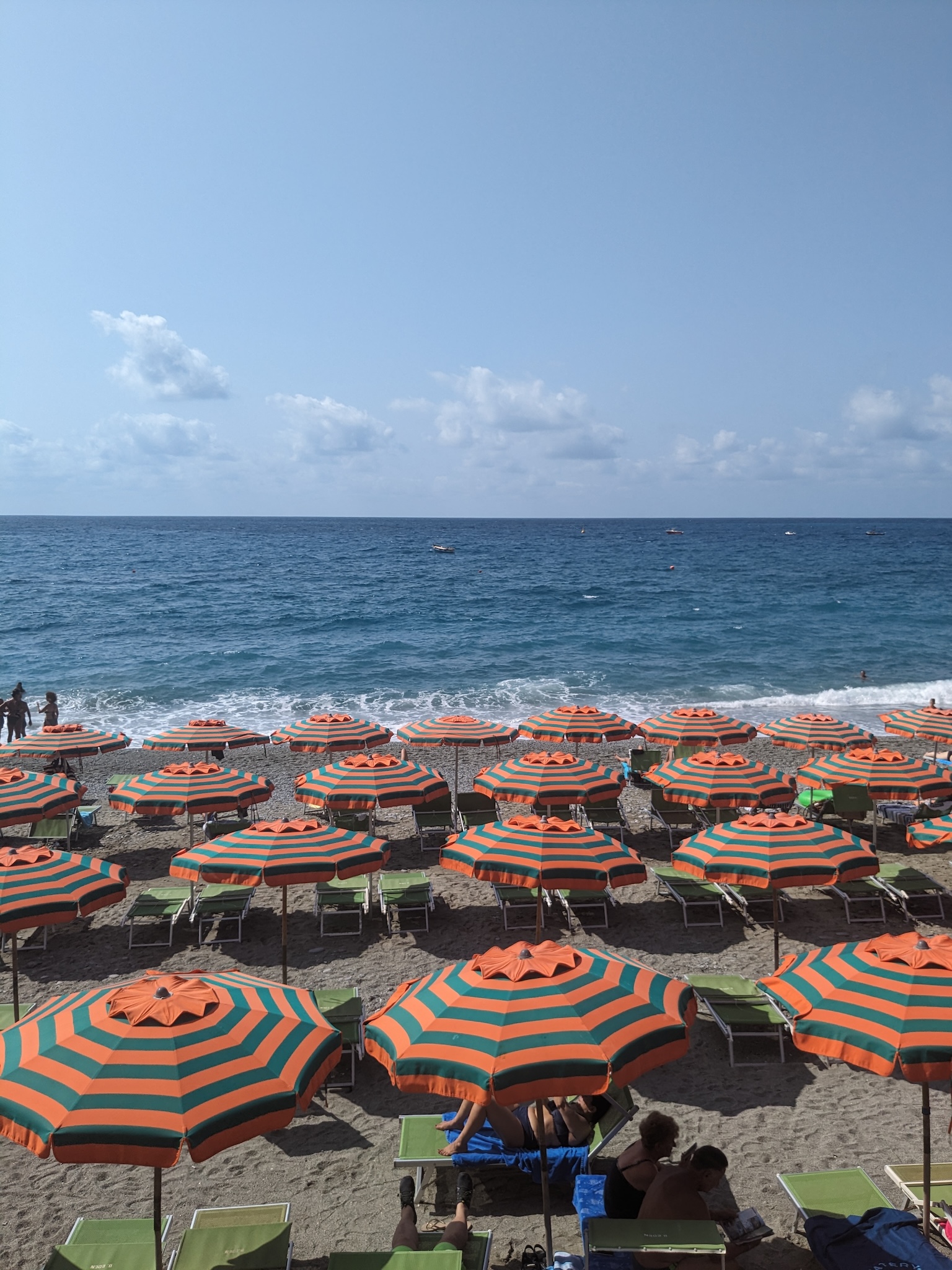 Parasols op strand vakantiefoto